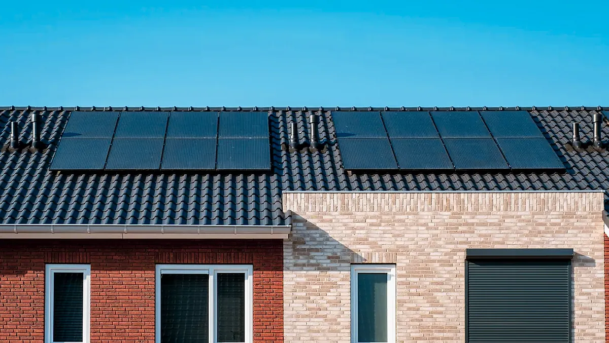 Placas solares fotovoltaicas instaladas en la cubierta de una vivienda de Logroño