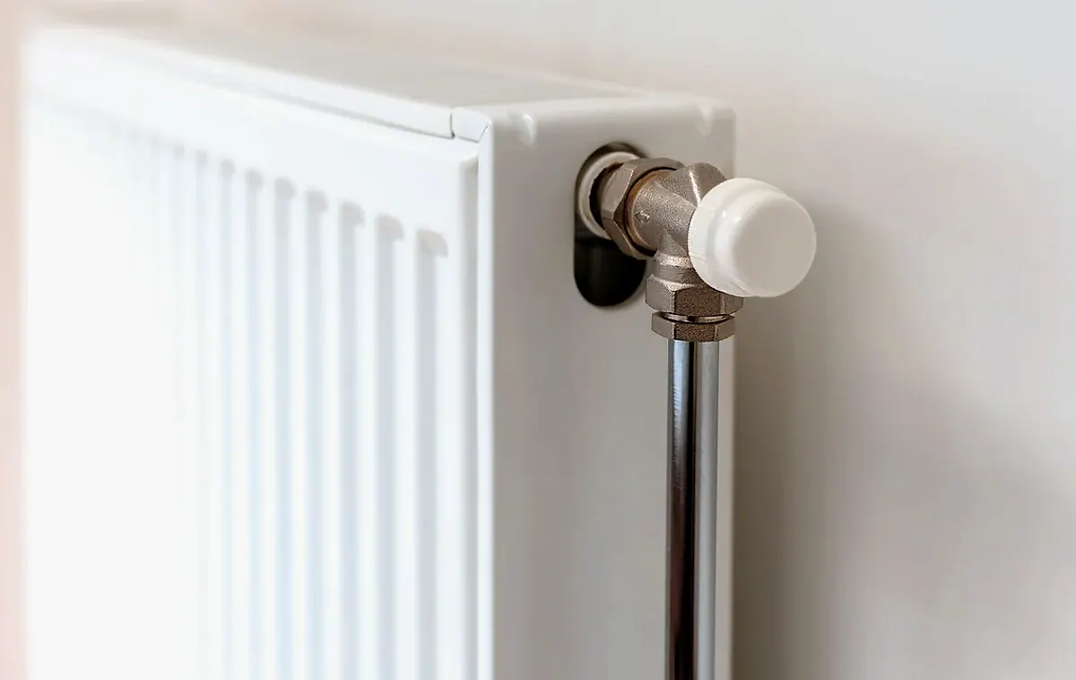 Radiador de baja temperatura en el salón de una vivienda de Logroño